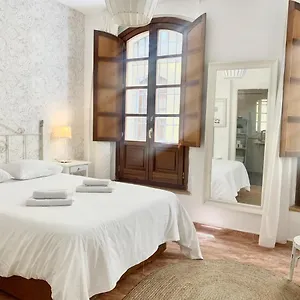 https://homely-malaga-la-merced-centro.hotelsinnerja.org